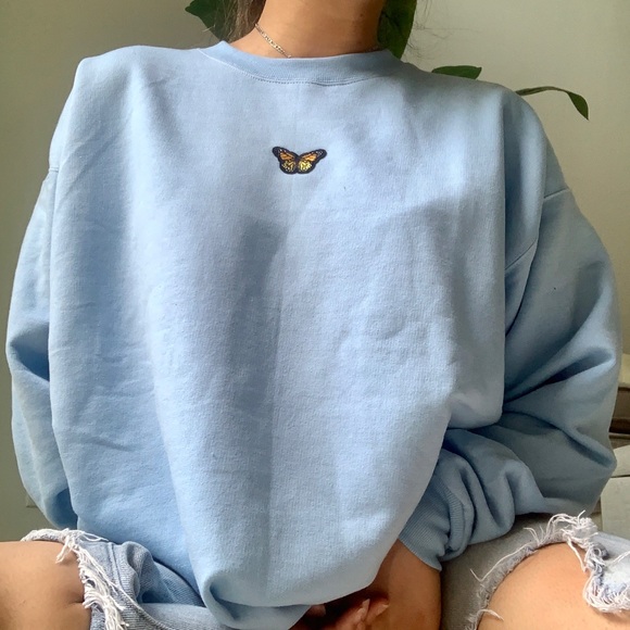 b e s t - s e l l e r✨butterfly baby blue crewneck - Picture 3 of 9